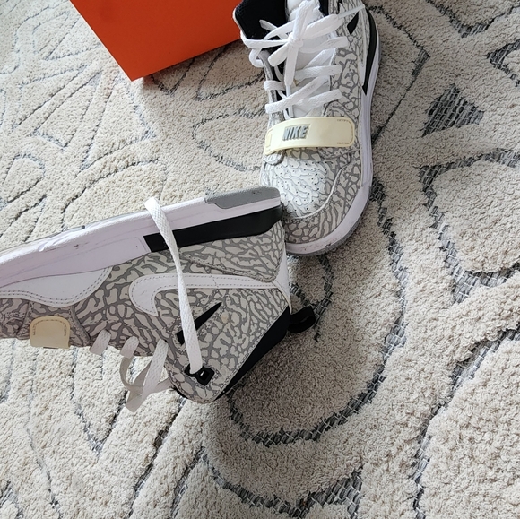 Nike Air Jordan Size 1Y kids - Picture 4 of 5